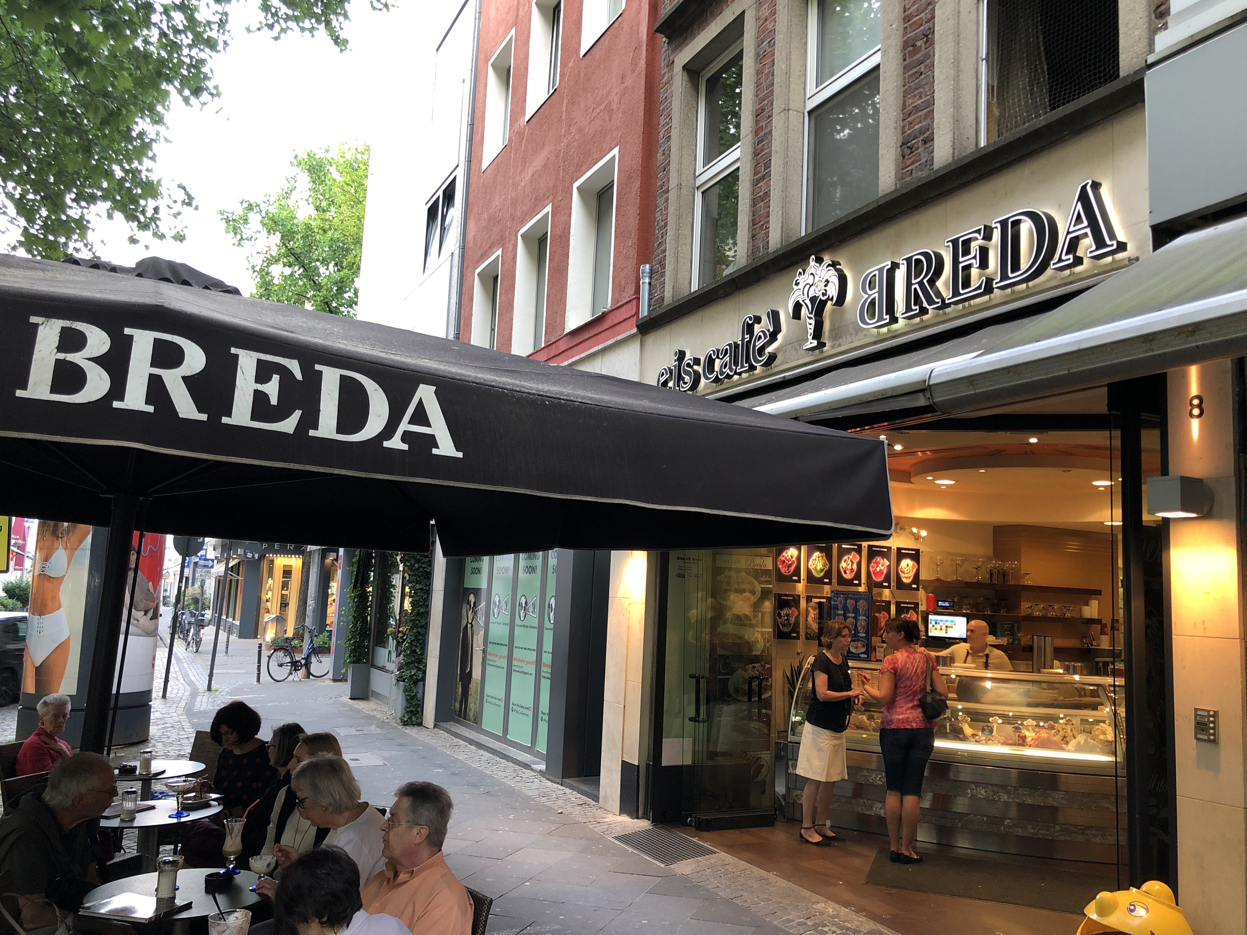 Außenansicht Eiscafé© Breda in Köln
